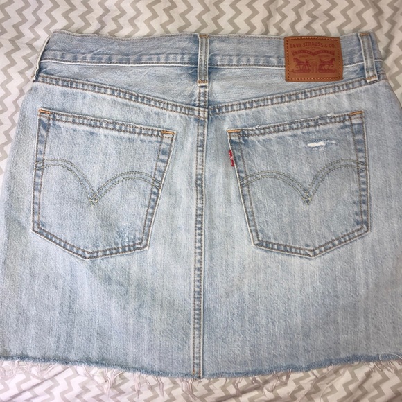 NWOT Levi’s Destructed Jean skirt - Picture 2 of 3